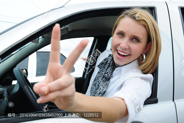 快樂(lè)的女人駕駛一輛新車