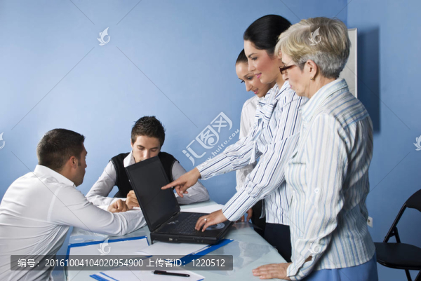 商务女性指着笔记本电脑开会