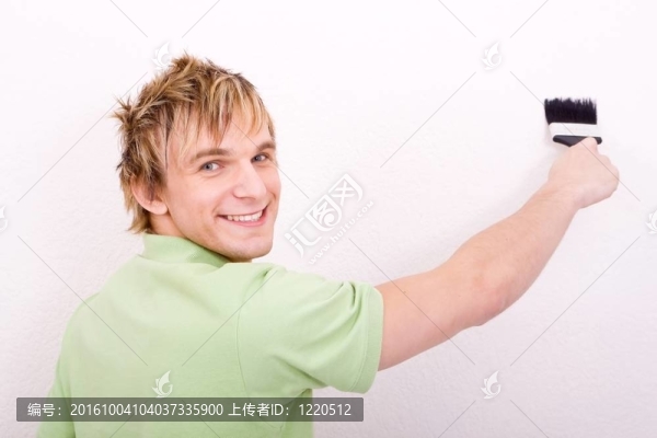 一個粉刷墻壁的人