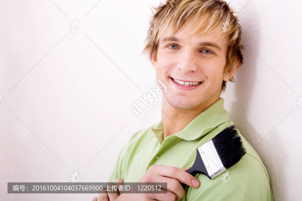 英俊的男人用畫(huà)筆