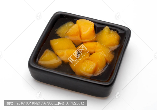 黑碗上的新鮮水果沙拉
