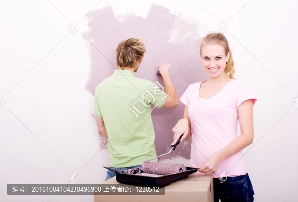 金發(fā)女郎與男友畫房間