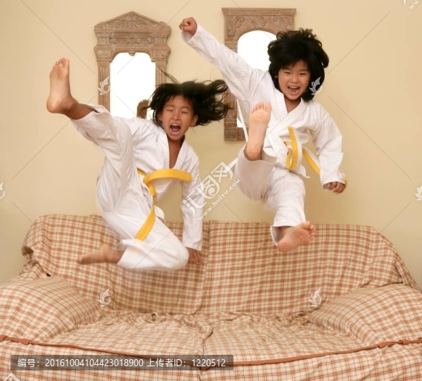兩個亞洲小柔道女孩跳上沙發(fā)