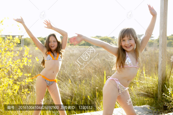 女孩跳舞在公園外比基尼