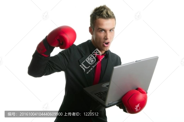 憤怒的筆記本電腦年輕的拳擊手商人