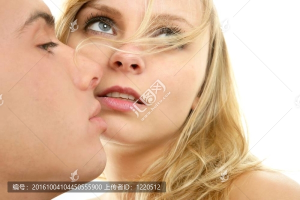 情侶親吻自然特寫肖像