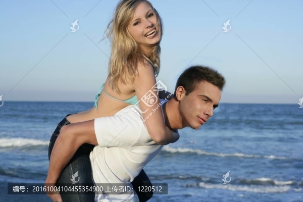 年輕漂亮的情侶在海灘上玩耍