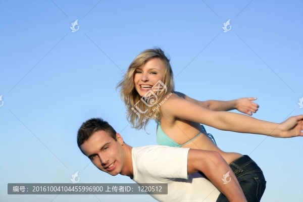 美麗的年輕夫婦一起玩