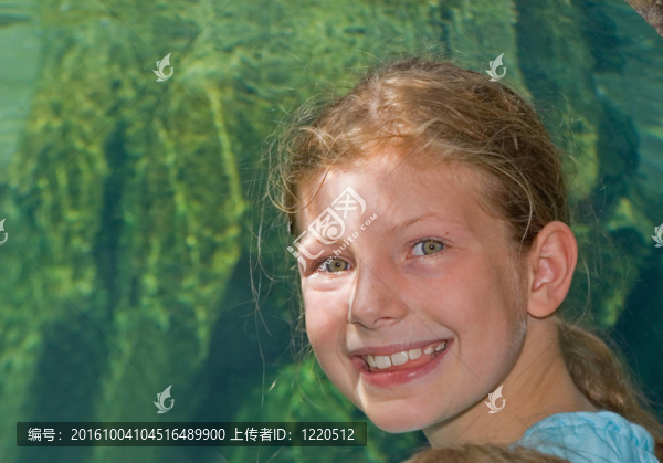 漂亮的女孩與水族館背景