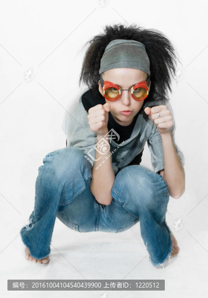 灰色背景上的女孩