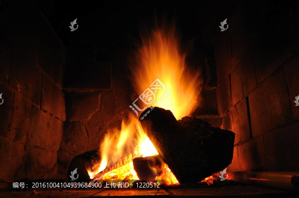 壁爐里的火了