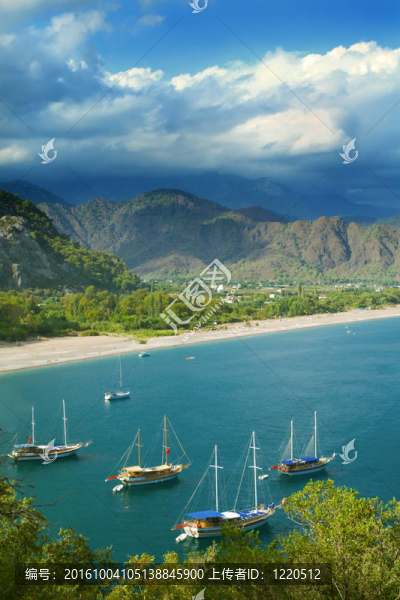 海岸和帆船的全景