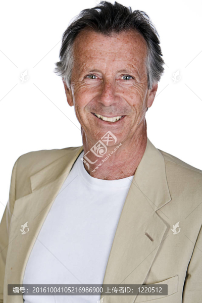 一個英俊的高級男子的孤立射擊