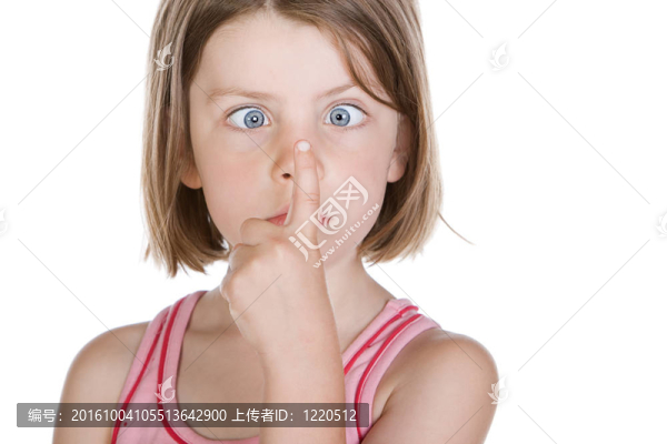 一個(gè)可愛的小孩用交叉眼看著她的手指
