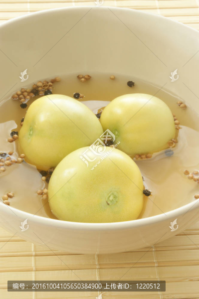 新鮮綠色有機番茄醋與香料