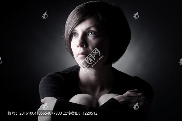 Low,Key拍攝的一個(gè)漂亮的黑發(fā)女士抬頭
