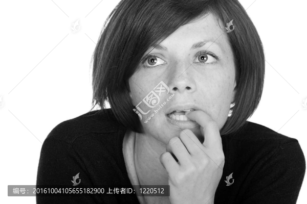 黑白鏡頭的一位漂亮女士神色焦慮