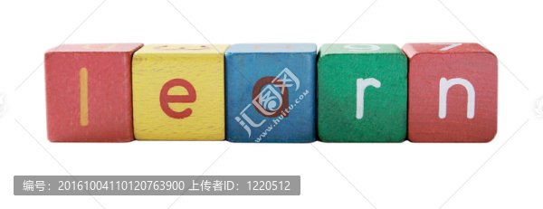 在兒童街區(qū)字母中學(xué)習(xí)