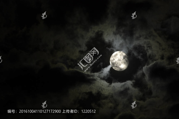 滿月和怪異的白云在黑色的夜空