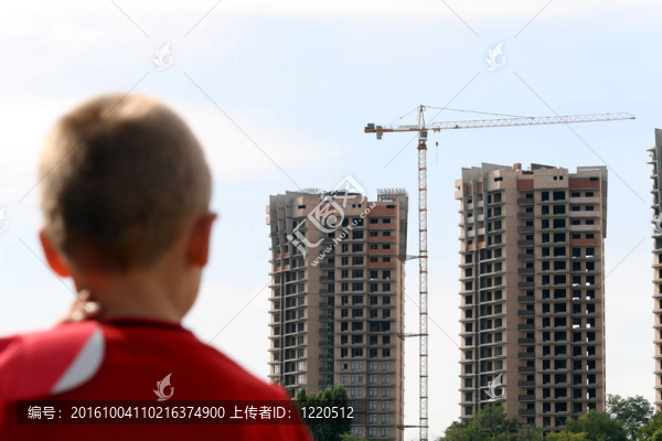 這個(gè)人考慮建造一座新樓