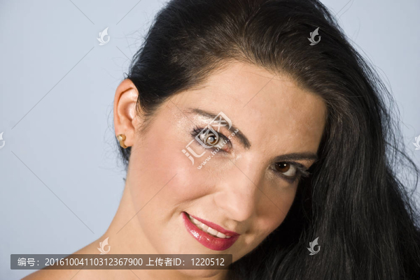肖像迷人的女人與棕色的眼睛