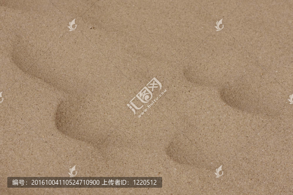 在沙灘上的一些波浪