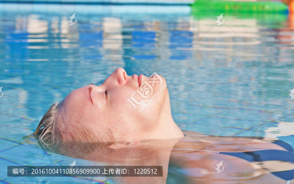 游泳池中的年輕金發(fā)女郎