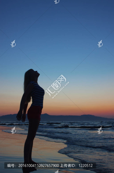 海灘上的一個女人的剪影