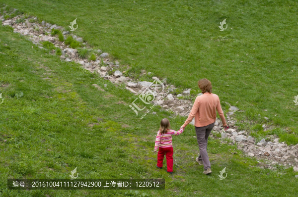 在公園里散步