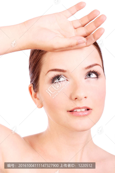女人用她的手去頭