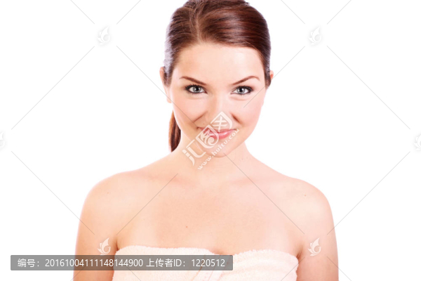 微笑的女人穿著洗澡巾