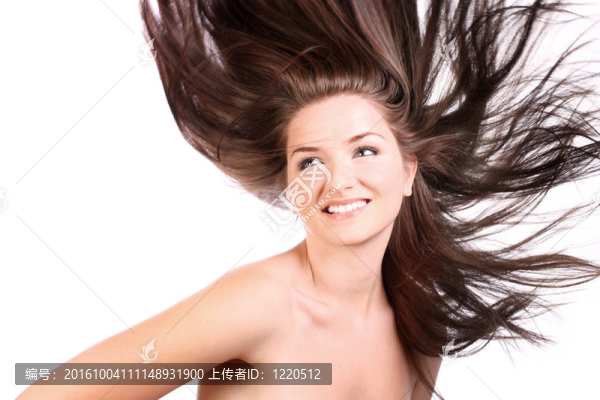 美麗的女人吹頭發(fā)