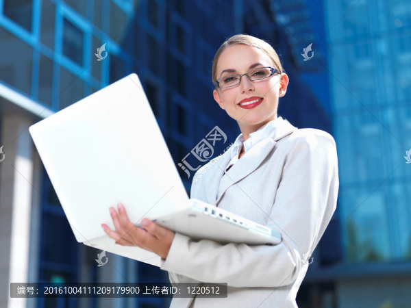 標題標題美麗的商業(yè)女性站戶外現(xiàn)代建筑關鍵詞聯(lián)想；吸引力；美；美；藍色；建筑；商業(yè)；商人；職業(yè)生涯；高