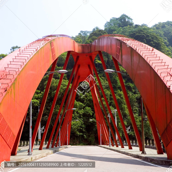 土地上的紅色大橋