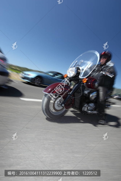 摩托車在馬路上行駛