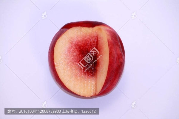 甜美多汁的油桃