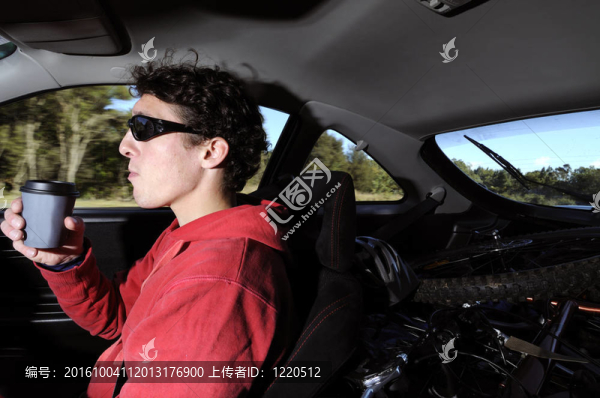 駕車男子喝咖啡