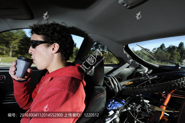 駕車男子喝咖啡
