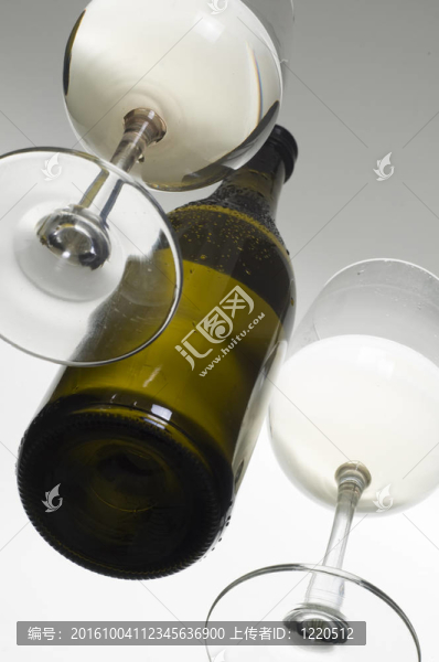 兩個(gè)酒杯和一瓶白葡萄酒