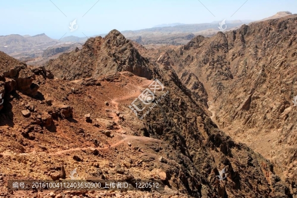 徒步旅行在沙漠附近的Eilat以色列峽