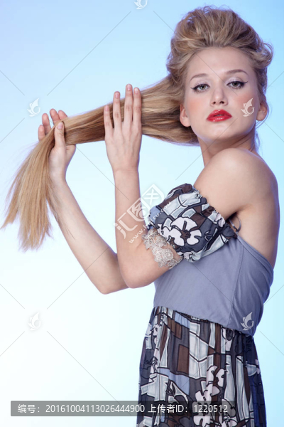 美麗的金發(fā)金發(fā)女郎