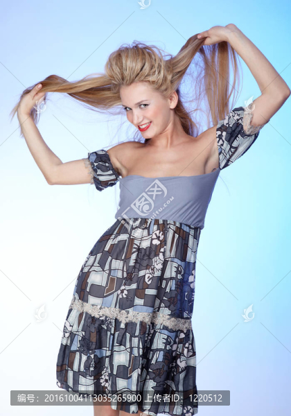 美麗的金發(fā)金發(fā)女郎