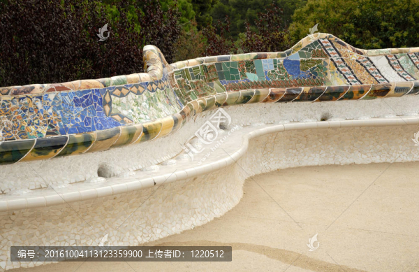 在奎爾公園Antoni,Gaudi設(shè)計(jì)的座椅；西班牙巴塞羅那