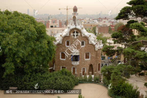 建筑由Antoni,Gaudi在西班牙巴塞羅那的奎爾公園；