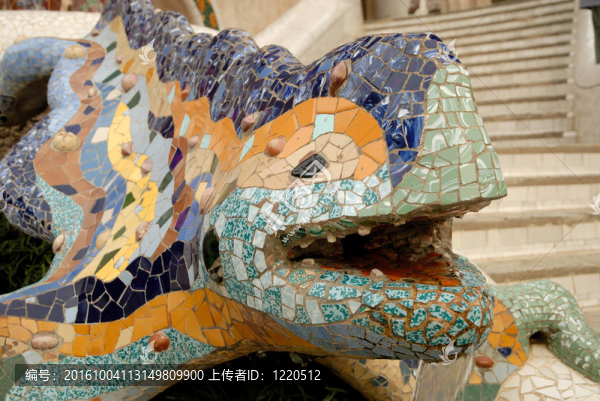 奎爾公園中的龍雕塑；巴塞羅那西班牙