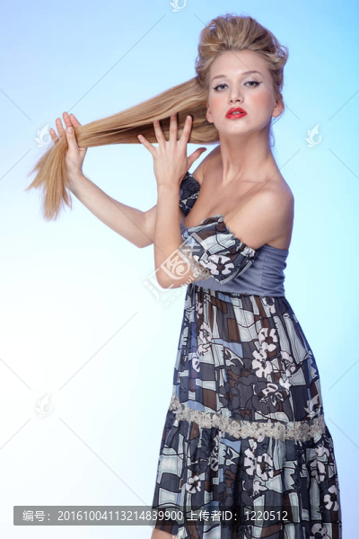 美麗的金發(fā)金發(fā)女郎