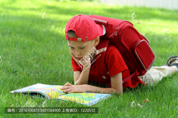 那男孩坐在草地上看書(shū).