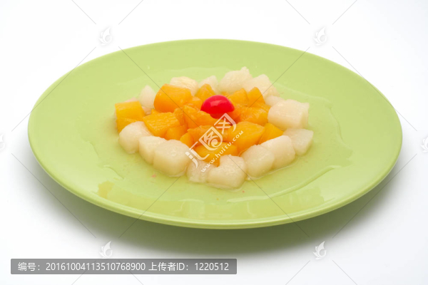 綠色盤子上的新鮮水果沙拉