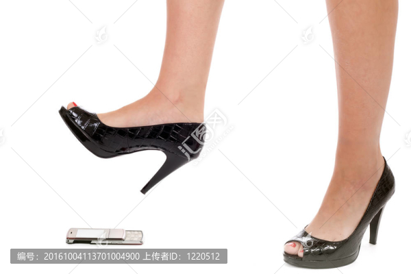 女人破碎的手機