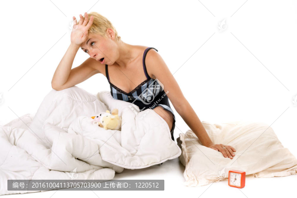 躺在床上的疲倦的女人